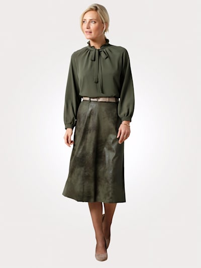 Skirt with a subtle shimmer