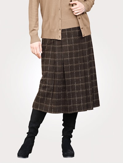 Skirt made from a wool-blend fabric