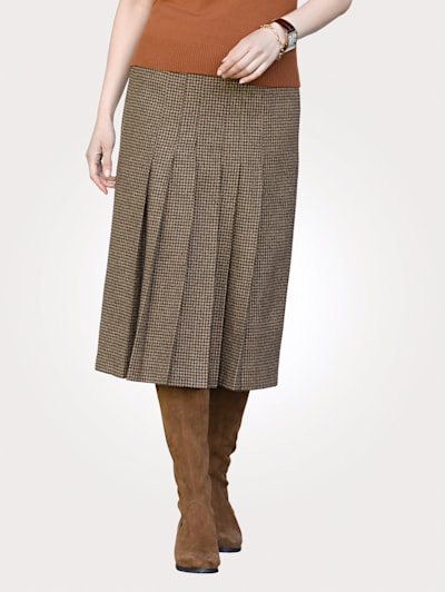 Skirt with a houndstooth pattern