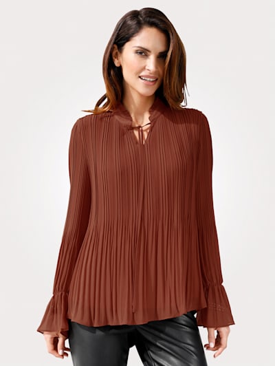 Pull-on blouse with eye-catching pleats